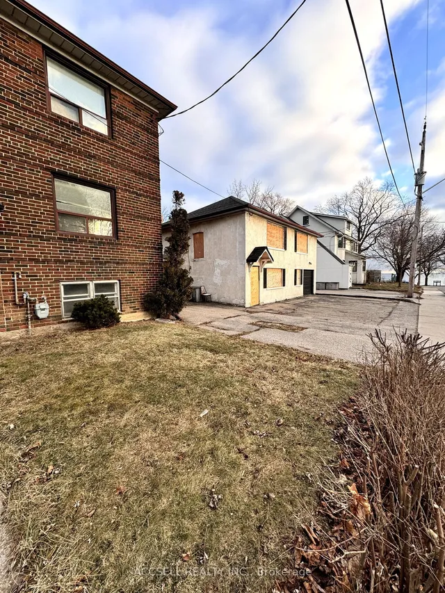 Additional image 2 of 2711 Lakeshore Blvd