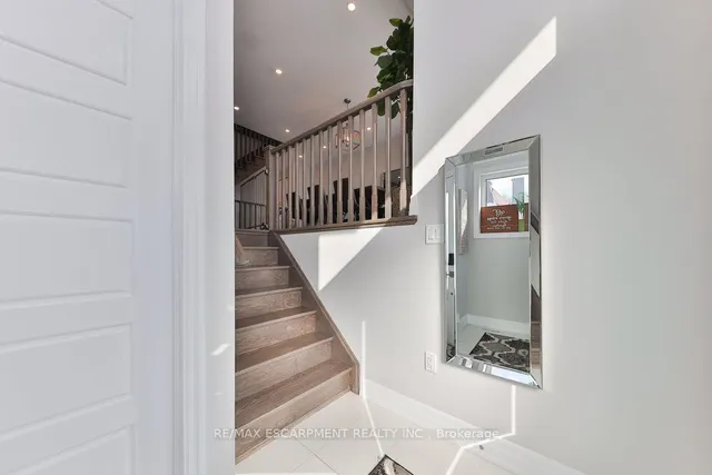 Additional image 3 of 2 Vaudeville Dr