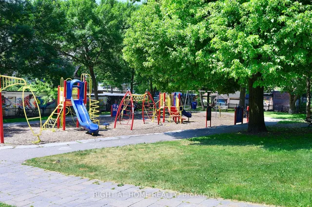 Additional image 15 of 1995 Dundas St