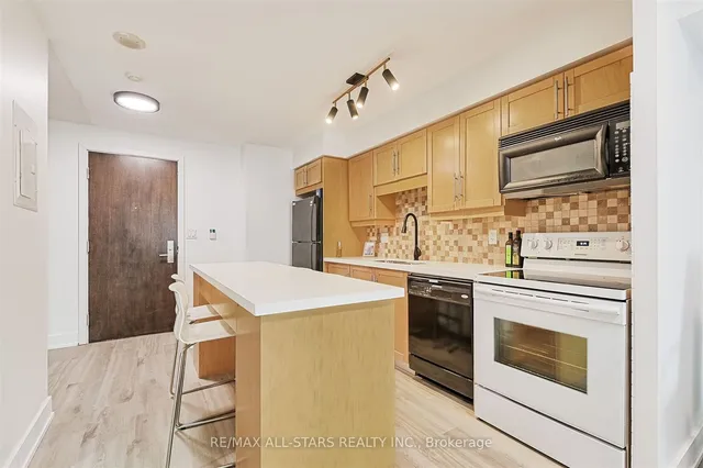 Additional image 3 of 20 Blue Jays Way Unit 1008