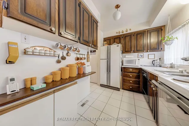 Additional image 22 of 70 Castlebury Cres Unit 9