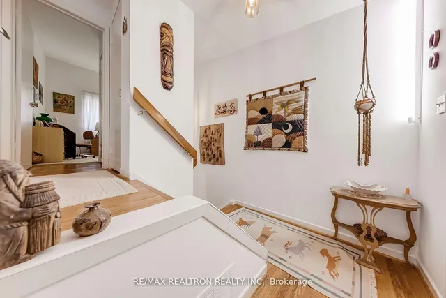 Additional image 23 of 70 Castlebury Cres Unit 9