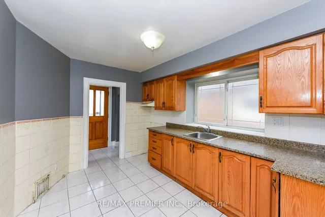Additional image 8 of 165 Lambton Ave