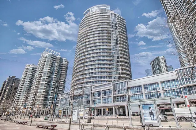 218 Queens Quay Unit 910