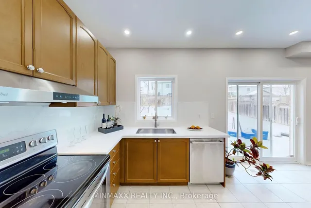 Additional image 16 of 1081 Holdsworth Cres