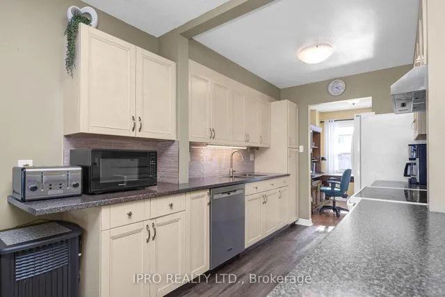 Additional image 7 of 1550 Grosvenor St Unit 32