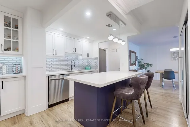 Additional image 2 of 820 Burnhamthorpe Rd Unit 301