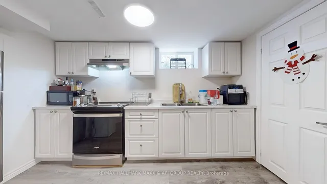 Additional image 37 of 1007 Earl Cres