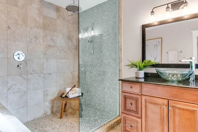 Additional image 22 of 858 Carlaw Ave