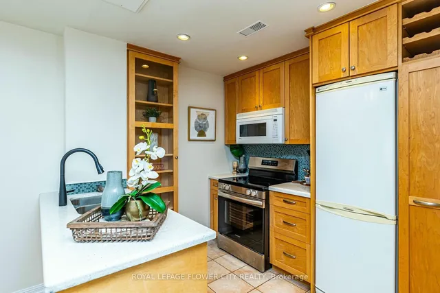 Additional image 19 of 11 Niagara St Unit 14