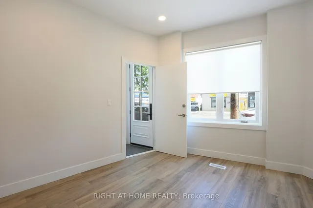 Additional image 2 of 1995 Dundas St