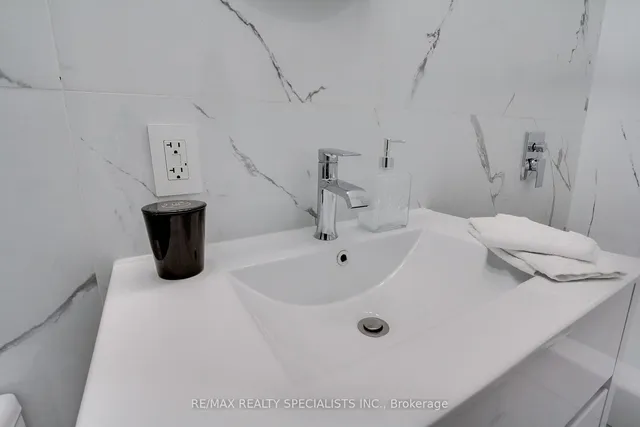 Additional image 29 of 1842 Queen St Unit 204