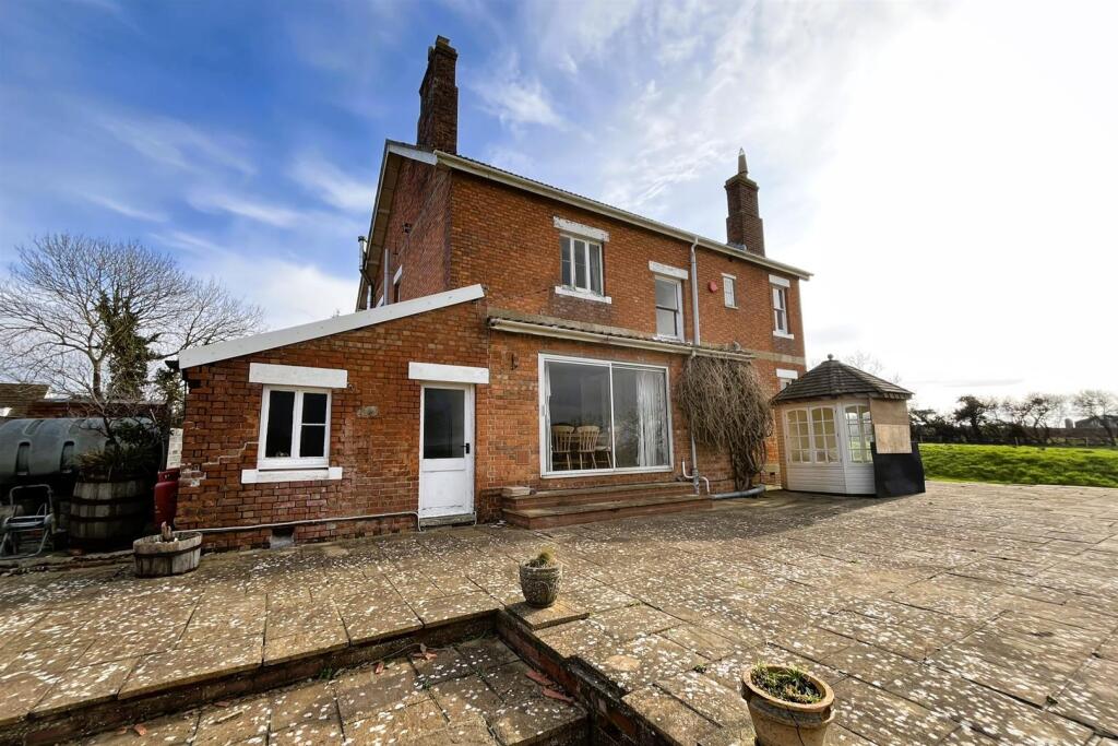 Additional image 5 of DETACHED | UPDATING | BADGWORTH