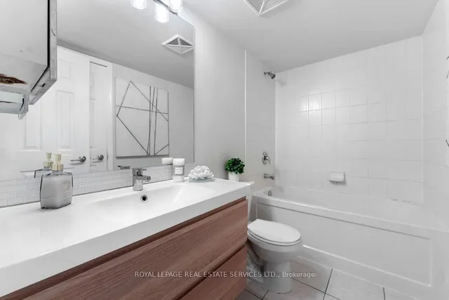 Additional image 11 of 19 Grand Trunk Cres Unit 3709
