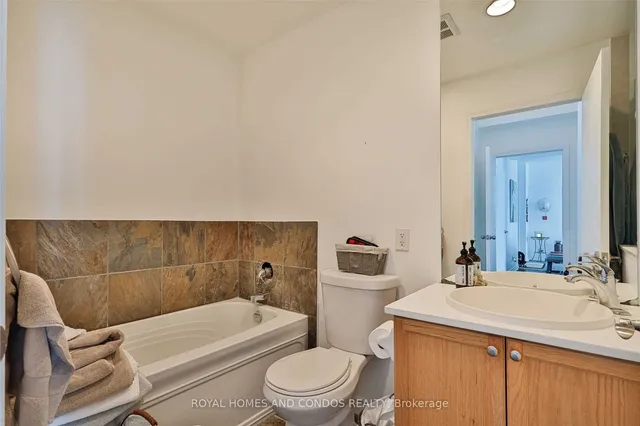 Additional image 28 of 410 Queens Quay Unit Lph6