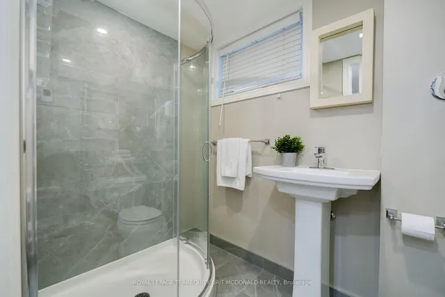 Additional image 40 of 125 Chaplin Cres