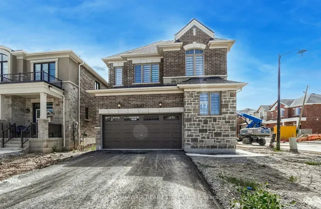 1350 Lobelia Cres