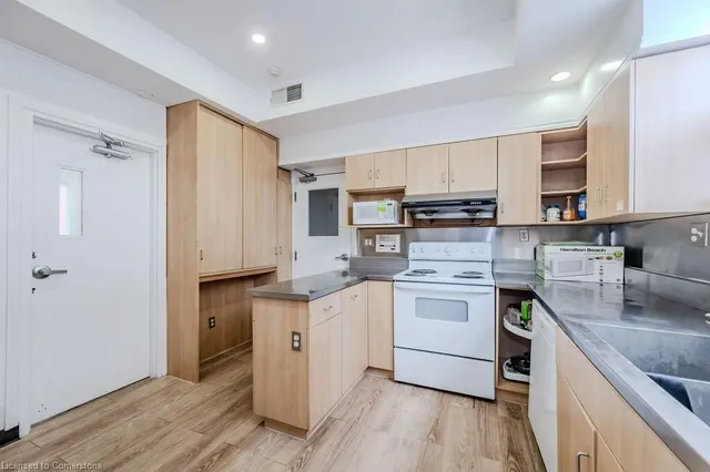 Additional image 8 of 19 Schneider Ave