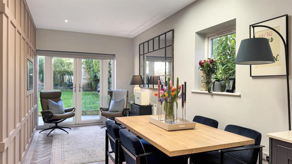 Sherwood Avenue, Whitecliff