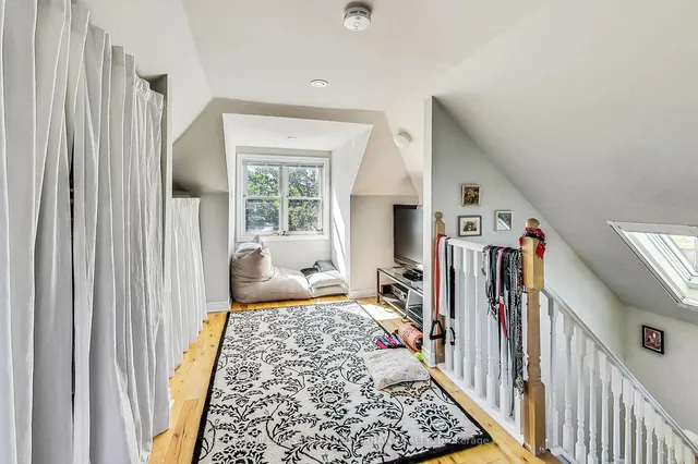 Additional image 28 of 36 Glenlake Ave