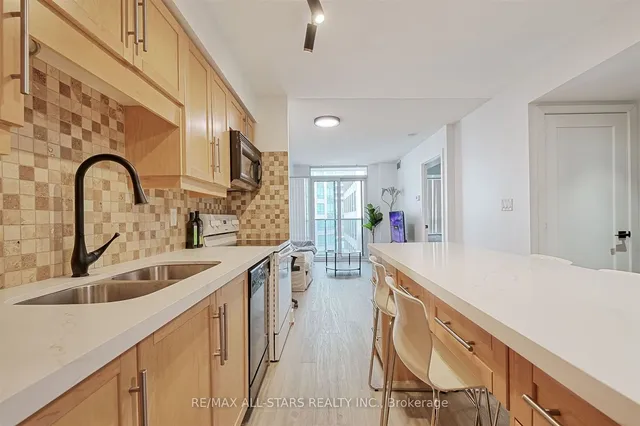 Additional image 5 of 20 Blue Jays Way Unit 1008