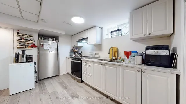 Additional image 39 of 1007 Earl Cres