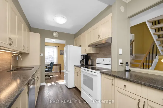 Additional image 9 of 1550 Grosvenor St Unit 32