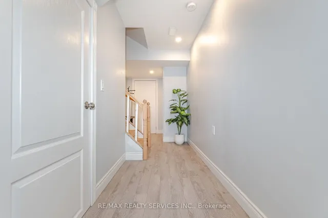 Additional image 36 of 19 Snapdragon Sq