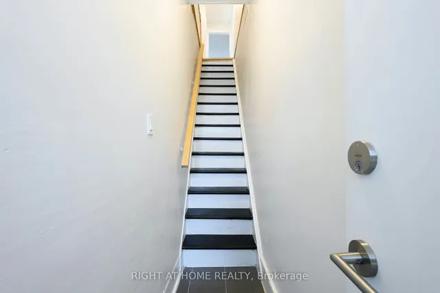 Additional image 7 of 1995 Dundas St