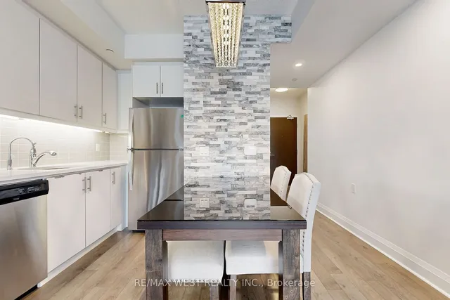 Additional image 14 of 17 Zorra St Unit 905