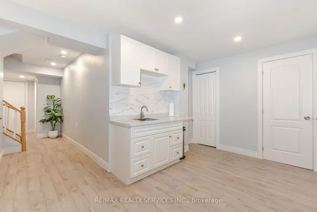 Additional image 37 of 19 Snapdragon Sq