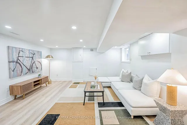 Additional image 21 of 548 Glebeholme Blvd