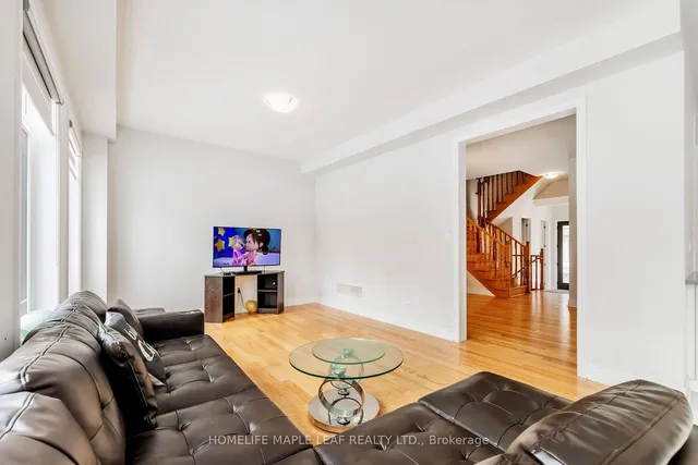 Additional image 5 of 14 ICON St