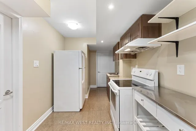 Additional image 35 of 33 Lone Rock Circ