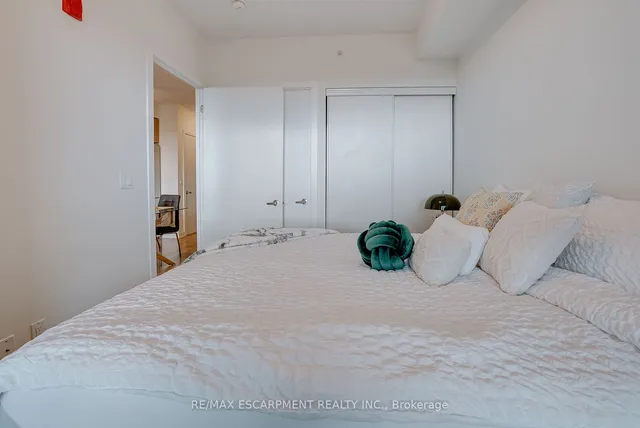 Additional image 23 of 5230 DUNDAS St Unit 527