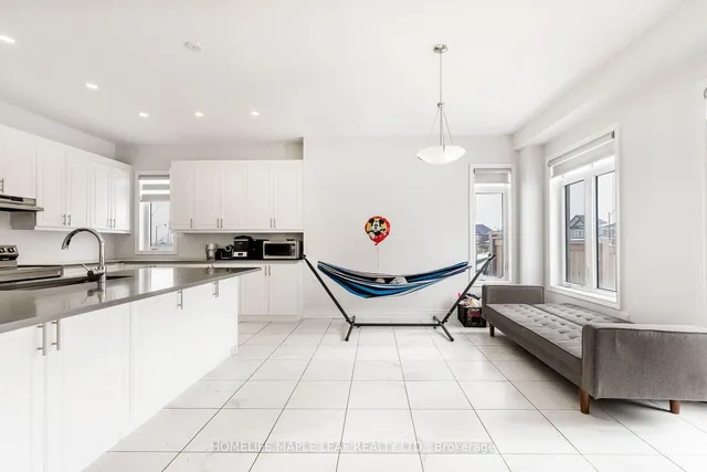 Additional image 11 of 14 ICON St