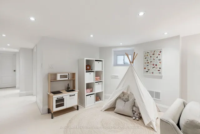 Additional image 27 of 161 Macpherson Ave