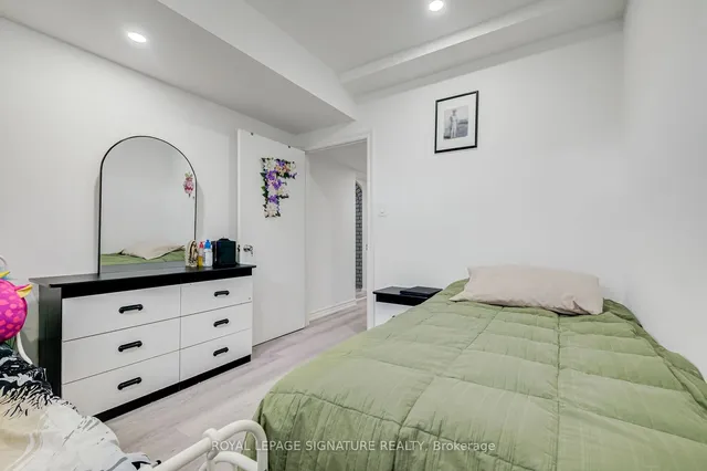 Additional image 35 of 40 Arleta Ave