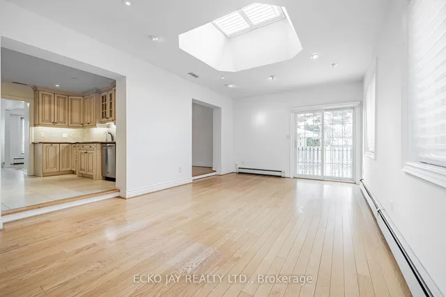 Additional image 2 of 15 Comet Crt