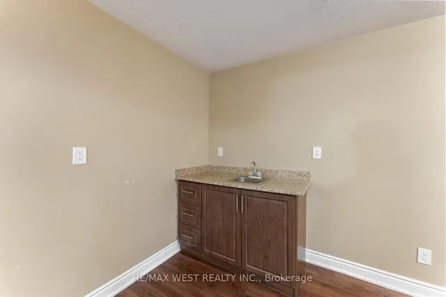 Additional image 31 of 33 Lone Rock Circ