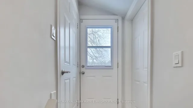 Additional image 31 of 1007 Earl Cres