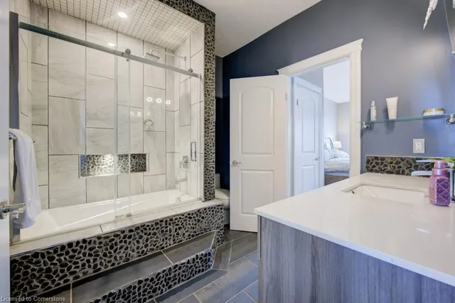 Additional image 25 of 76 Woolwich St Unit 2