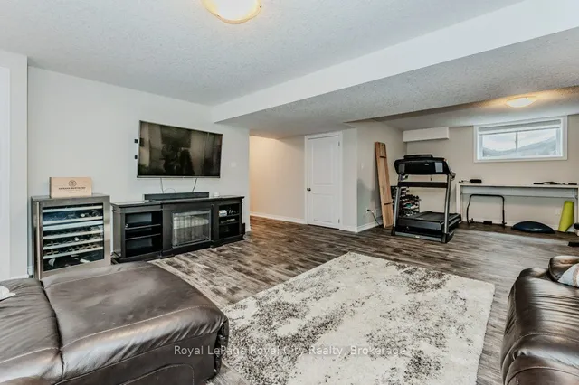 Additional image 30 of 213 Tremaine Cres