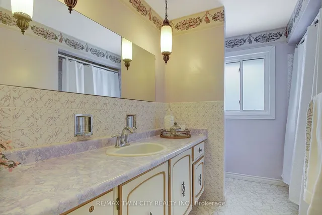 Additional image 30 of 28 Upper Canada Pl