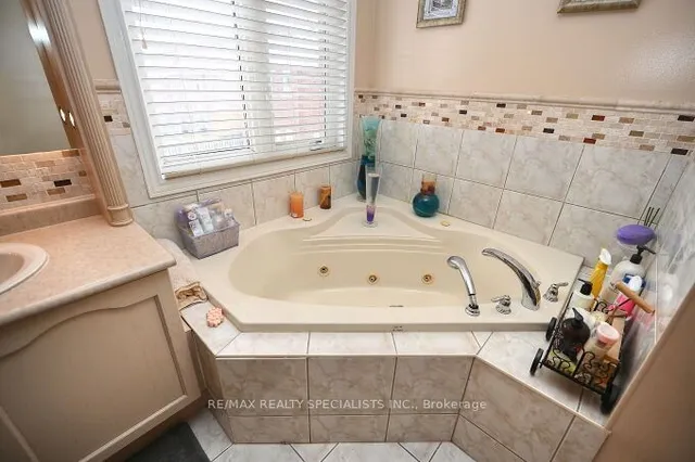 Additional image 27 of 5 SUMMERSHADE St