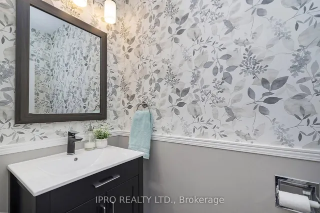 Additional image 18 of 1550 Grosvenor St Unit 32