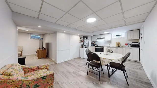 Additional image 33 of 1007 Earl Cres