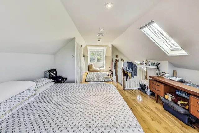 Additional image 27 of 36 Glenlake Ave