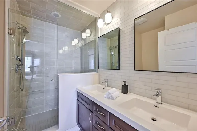 Additional image 22 of 1176 Duignan Crescent