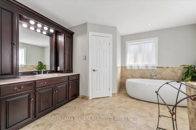 Additional image 26 of 1077 Grandeur Cres